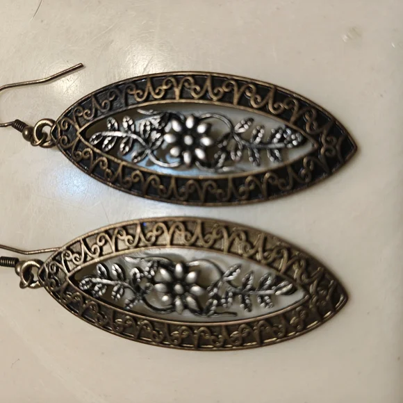 Elegant Black and Gold Floral Earrings - Picture 2 of 4